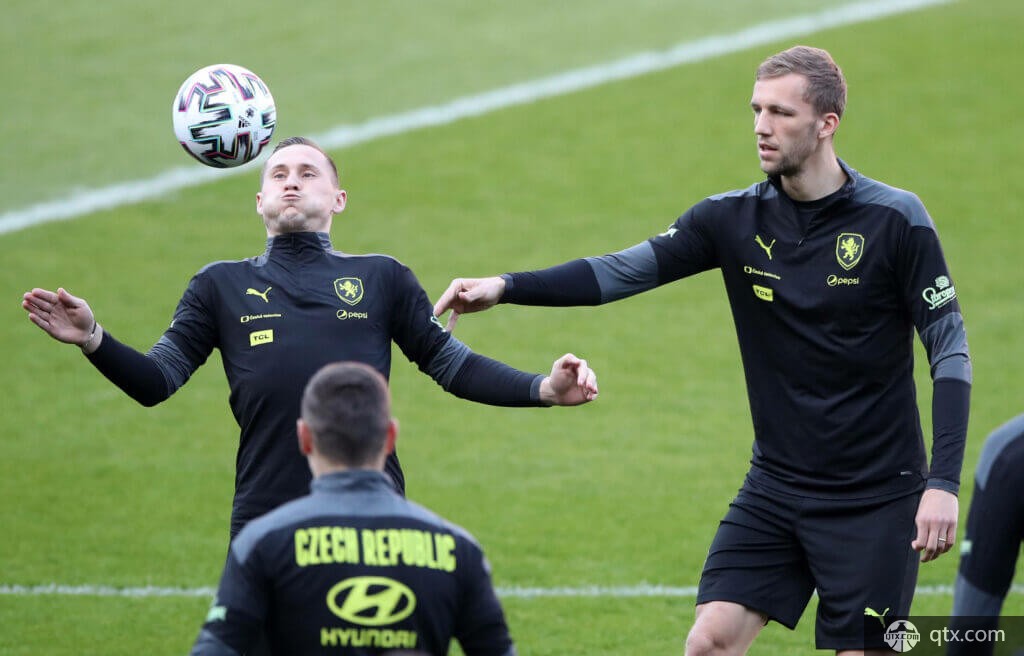 库里亲自拨 库里亲自拨